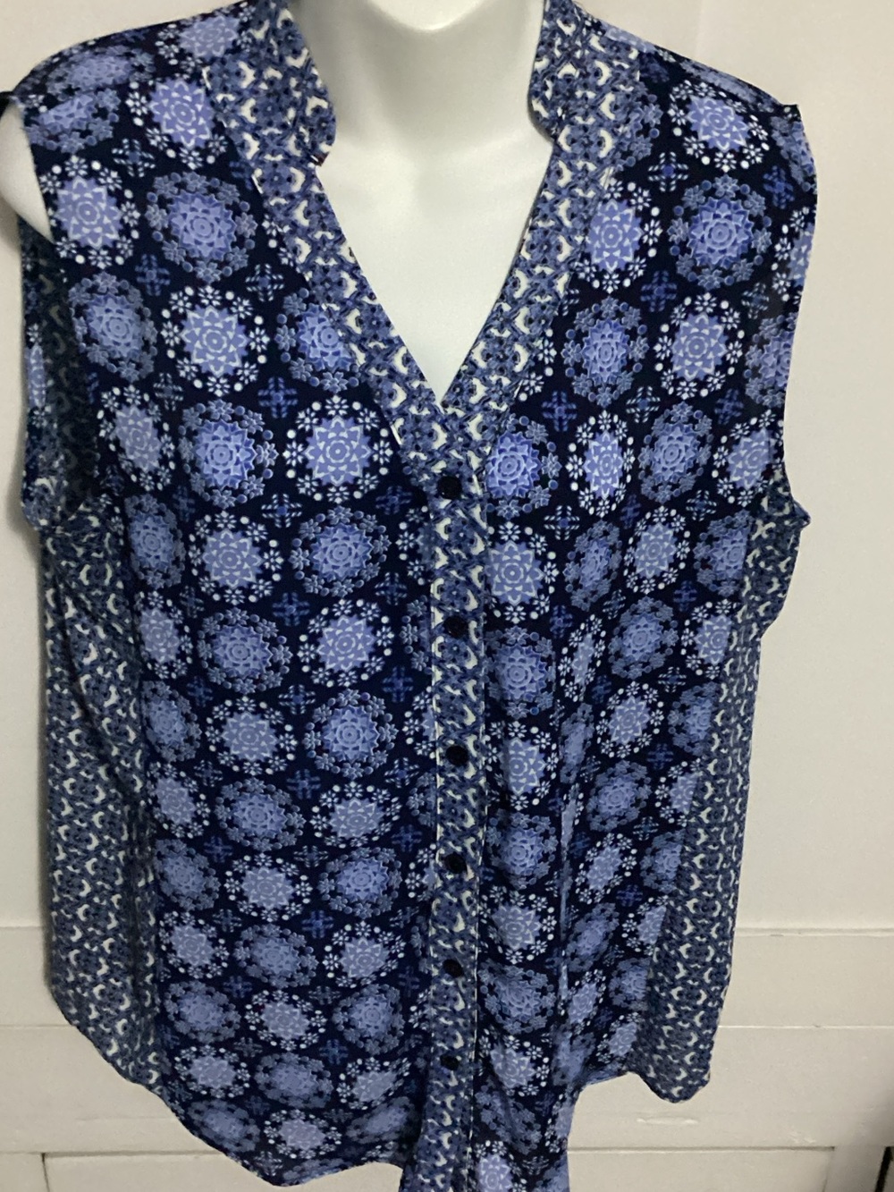 Dress Barn Blue Floral-Print Sleeveless V-Neck Blouse size Xl Petite